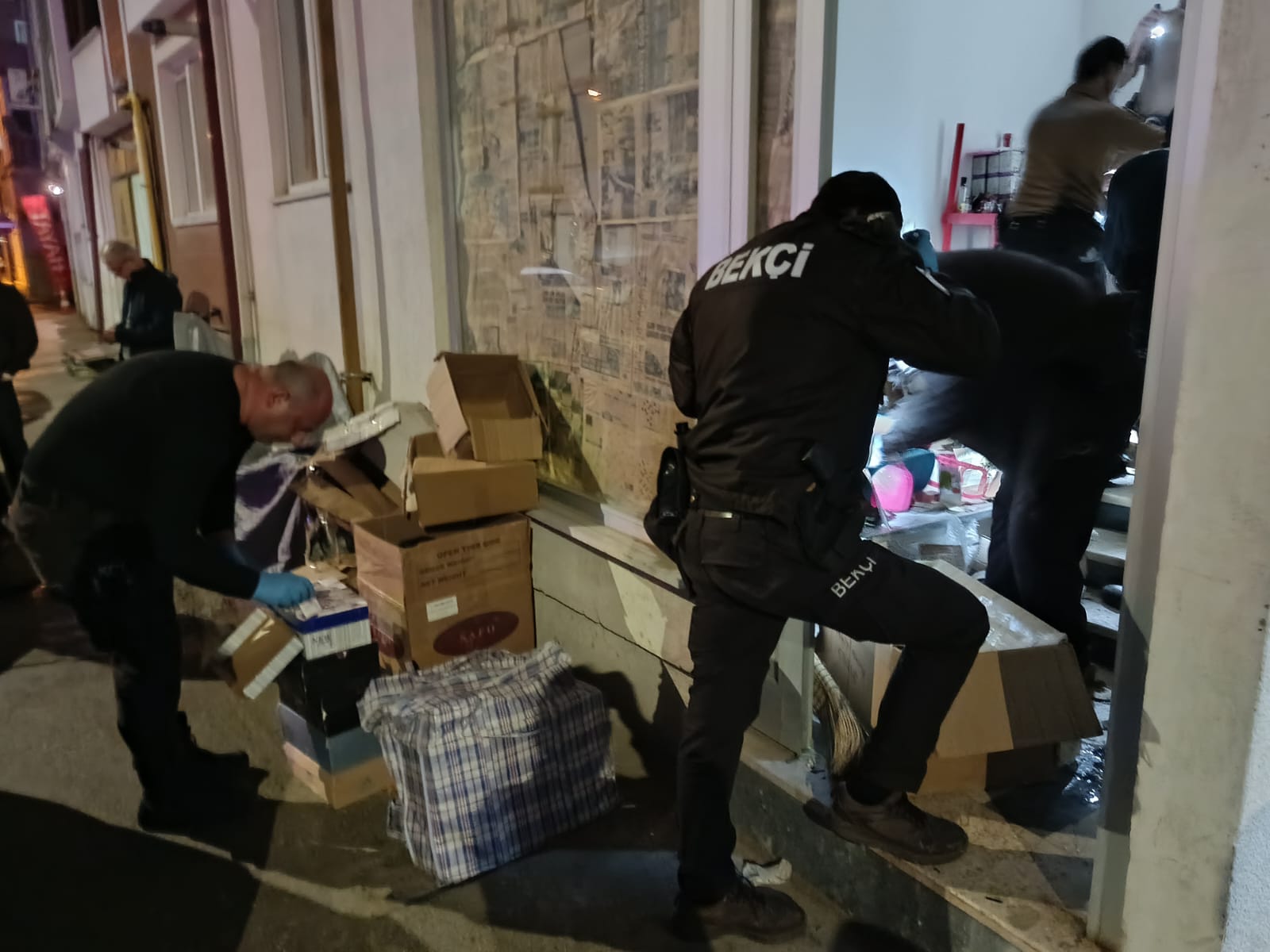 Edirne'de kadına şiddet ihbarı üzerine bir minibüsü durduran polis ekipleri, araçta ve sürücünün deposunda yaptığı aramada piyasa değeri 3 milyon TL olan uyuşturucu madde ve kaçak ürün ele geçirdi.